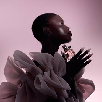 Flowerbomb Eau de Parfume surrounded by ribbon and flower
