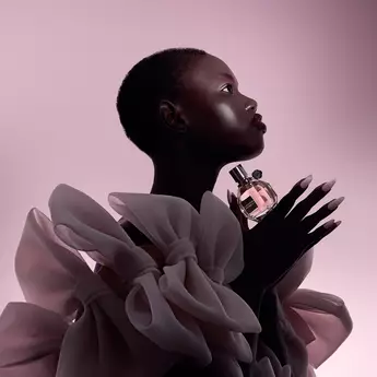 Flowerbomb Eau de Parfume surrounded by ribbon and flower